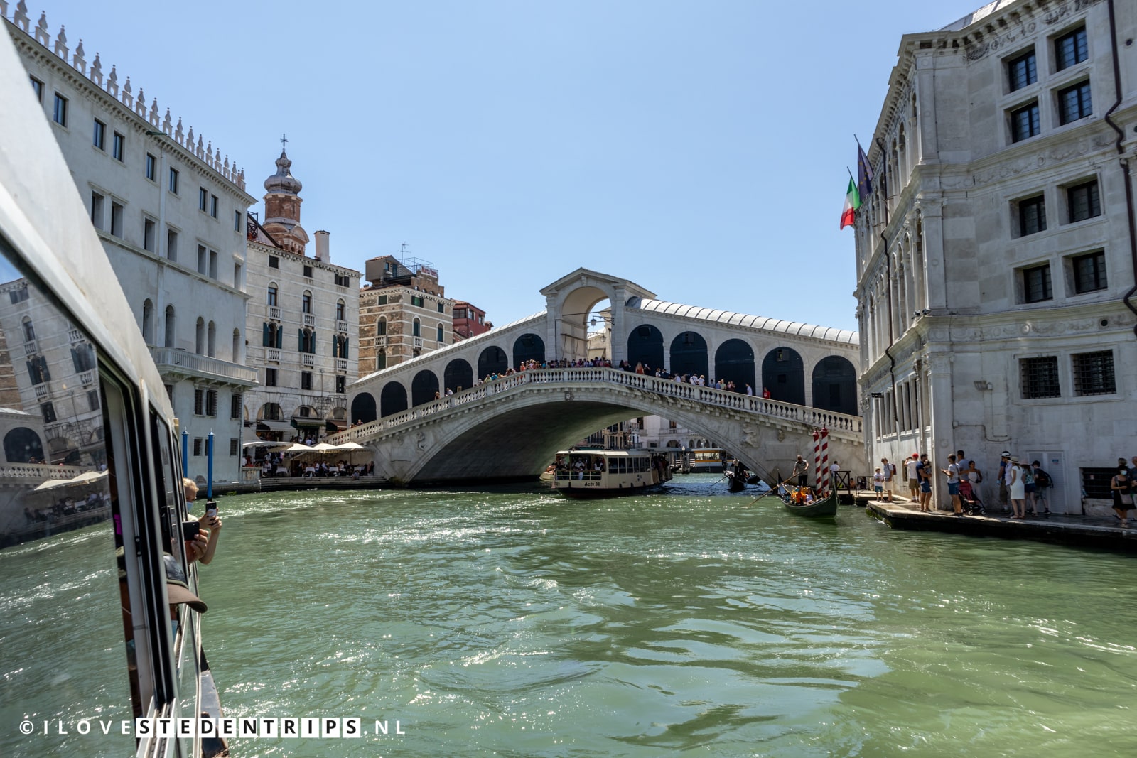Rialtobrug over de Canal Grande in Venetië