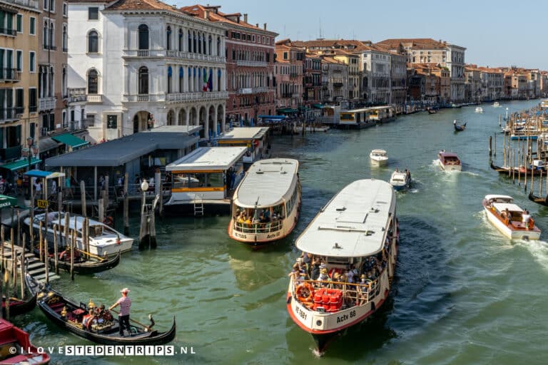 Waterbus op de Canal Grande in Venetië