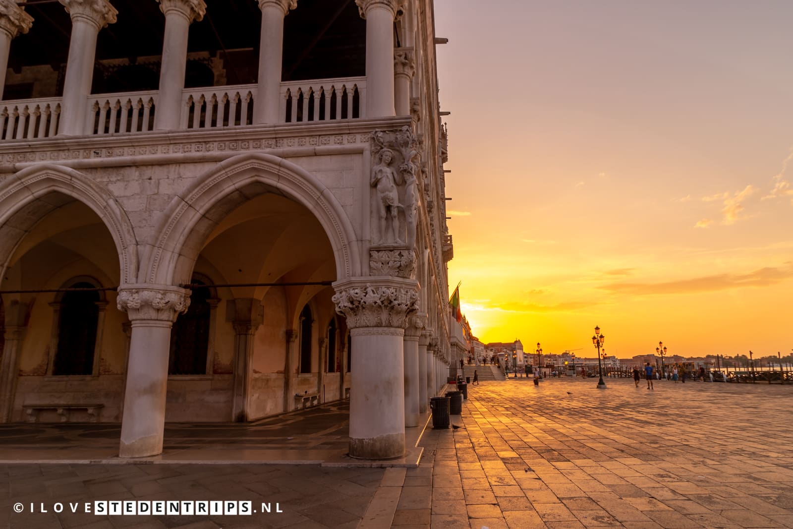 Dogepaleis tijdens zonsopkomst in Venetië